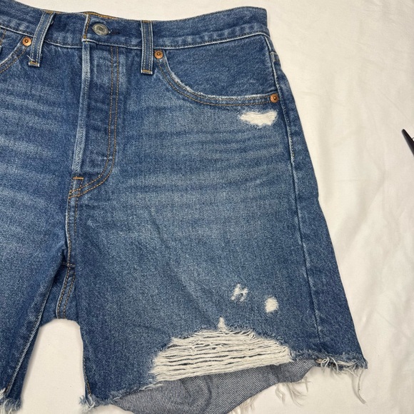 Levi’s Women’s 501 Button Fly Distressed Midi Length Jean Shorts Size 28 - Picture 4 of 16